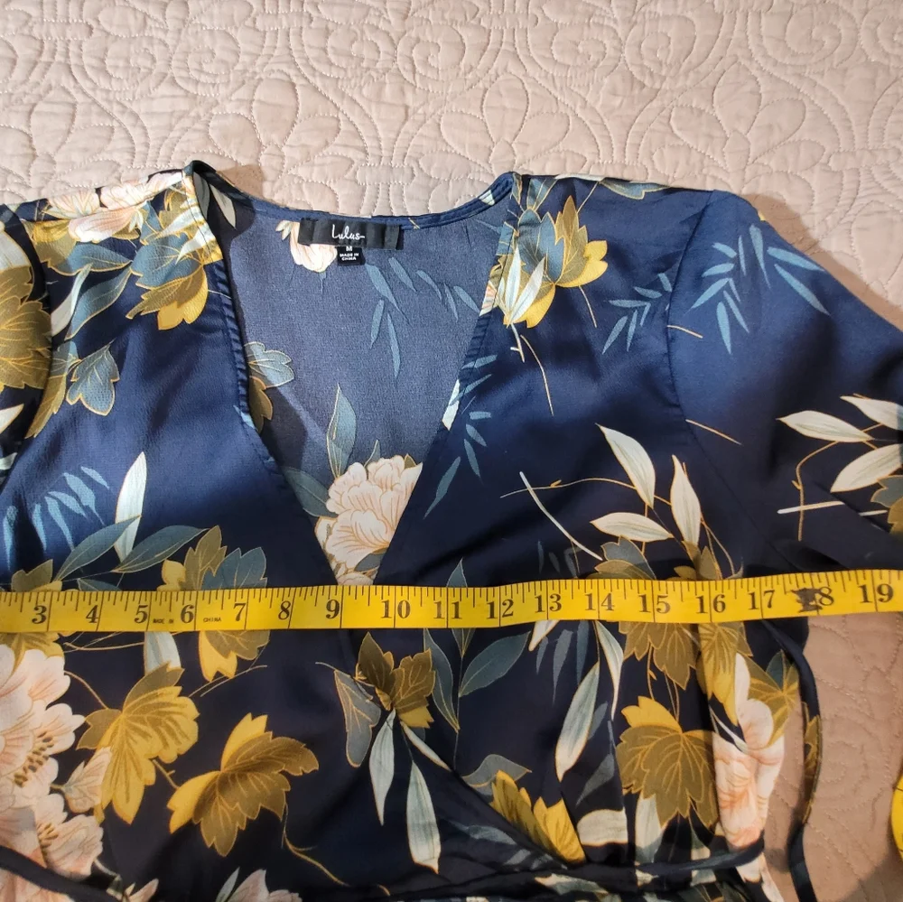 Lulus navy floral wrap dress with tie waist and long sleeves. Size Medium - Picture 10 of 12